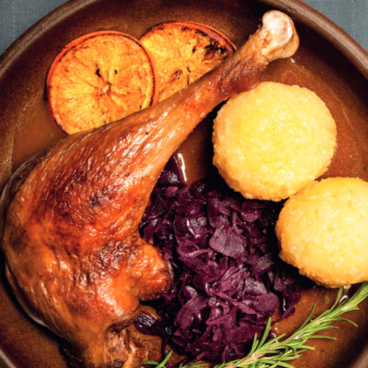 Gebratene Gänsekeule mit Apfelrotkohl, Kartoffelknödeln und Orangen
